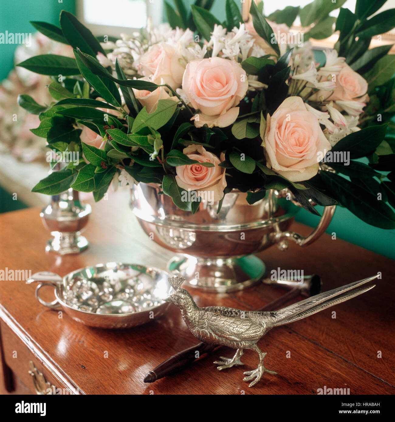 Rosen in einer Vase Silber. Stockfoto