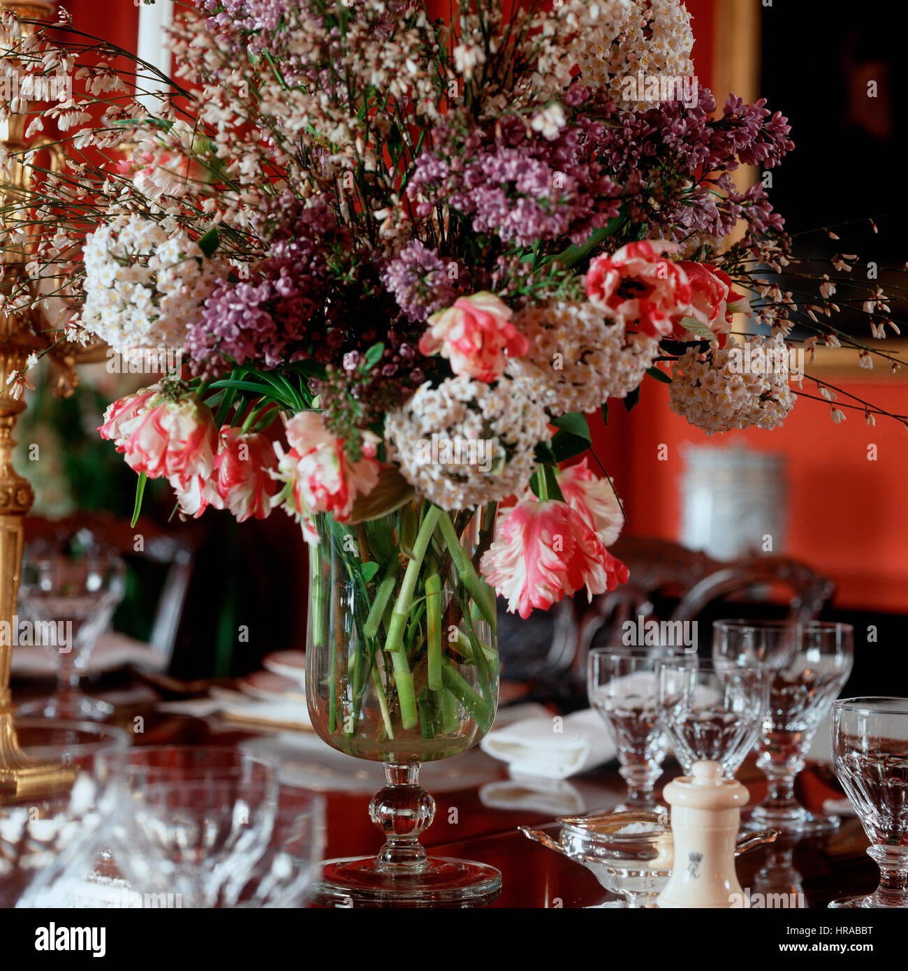 Eine Vase mit Blumen auf einem Esstisch. Stockfoto