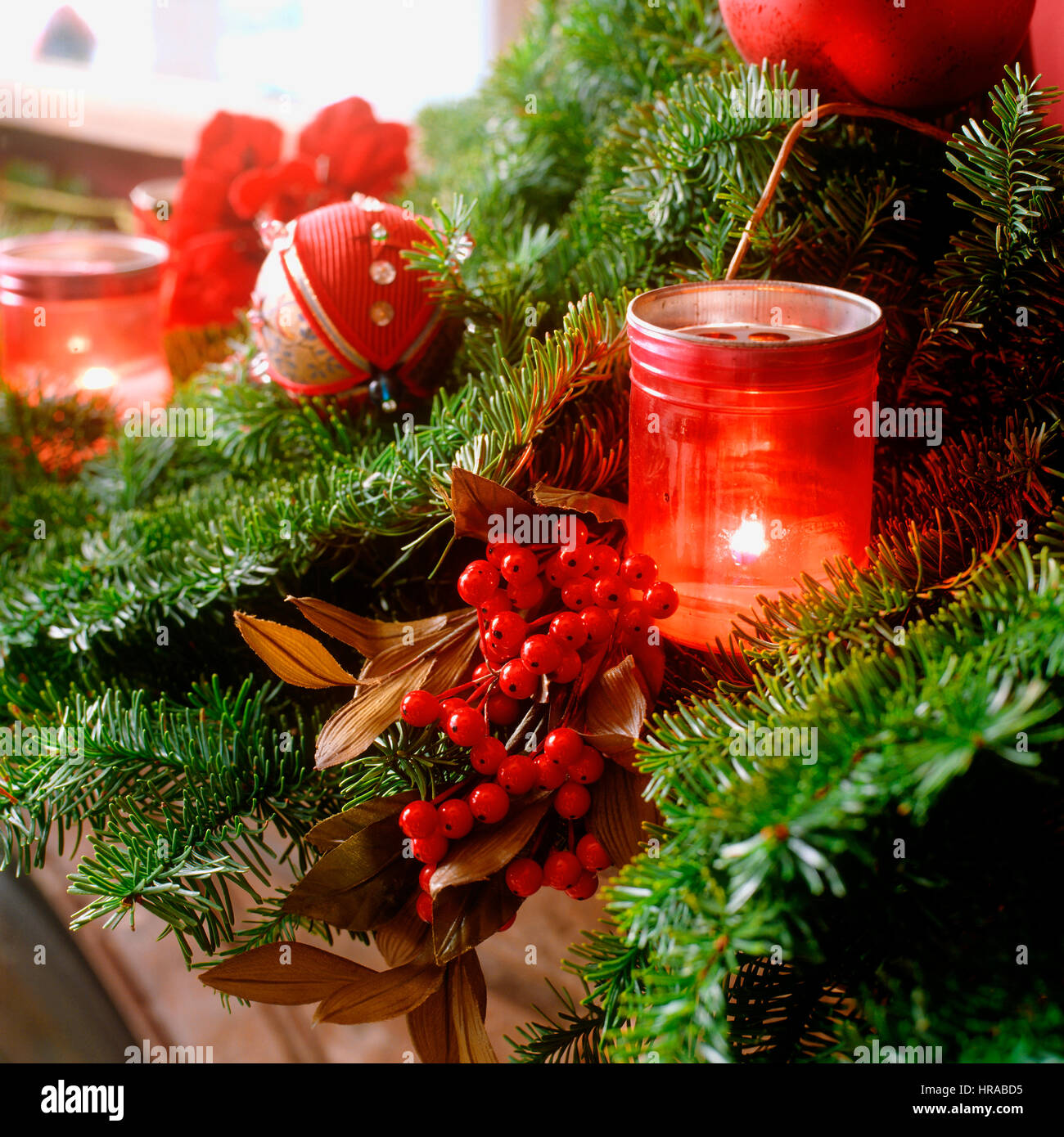 Kerzen und Weihnachtsschmuck. Stockfoto