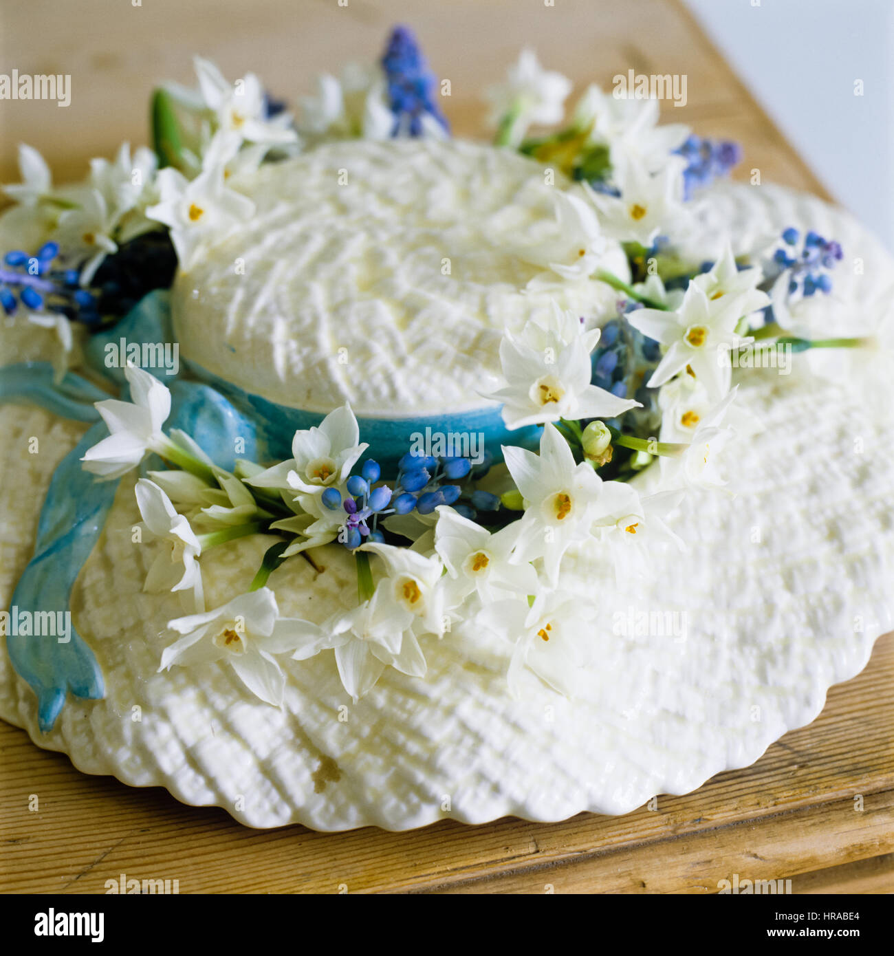 Einen Kuchen in der Form von einem Hut mit Blumen. Stockfoto