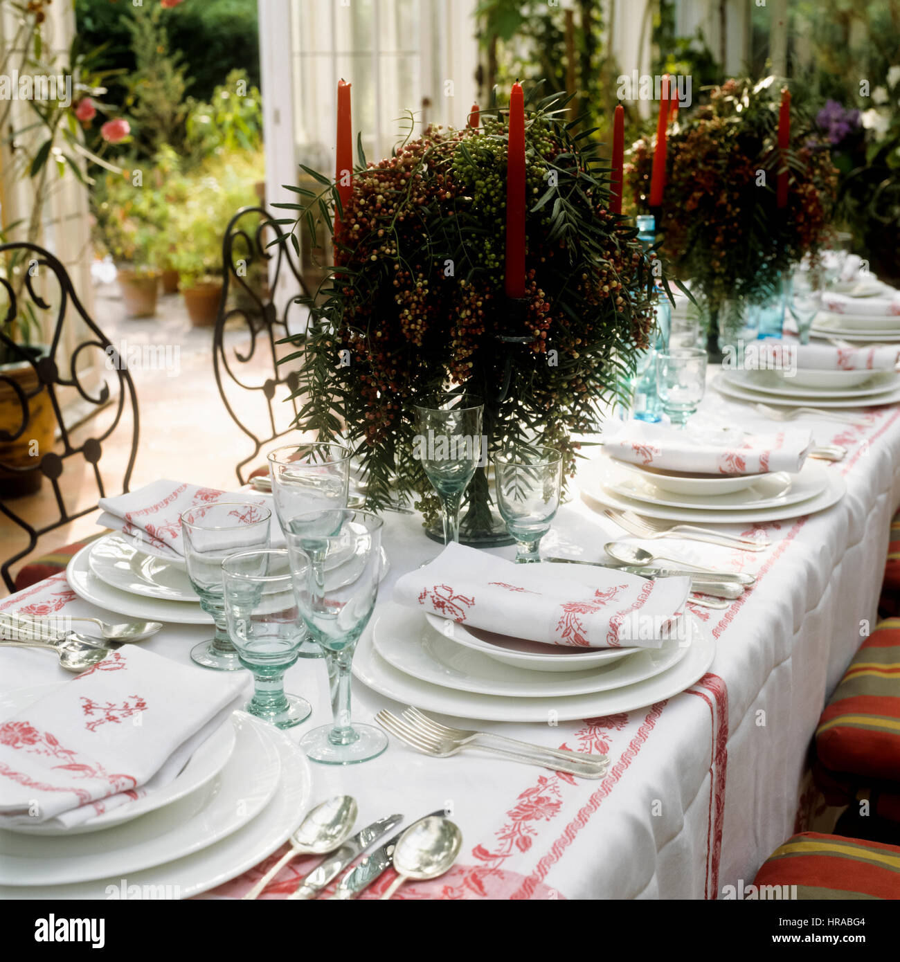 Gedeckter Tisch mit gefalteten Servietten und Glaswaren Stockfoto