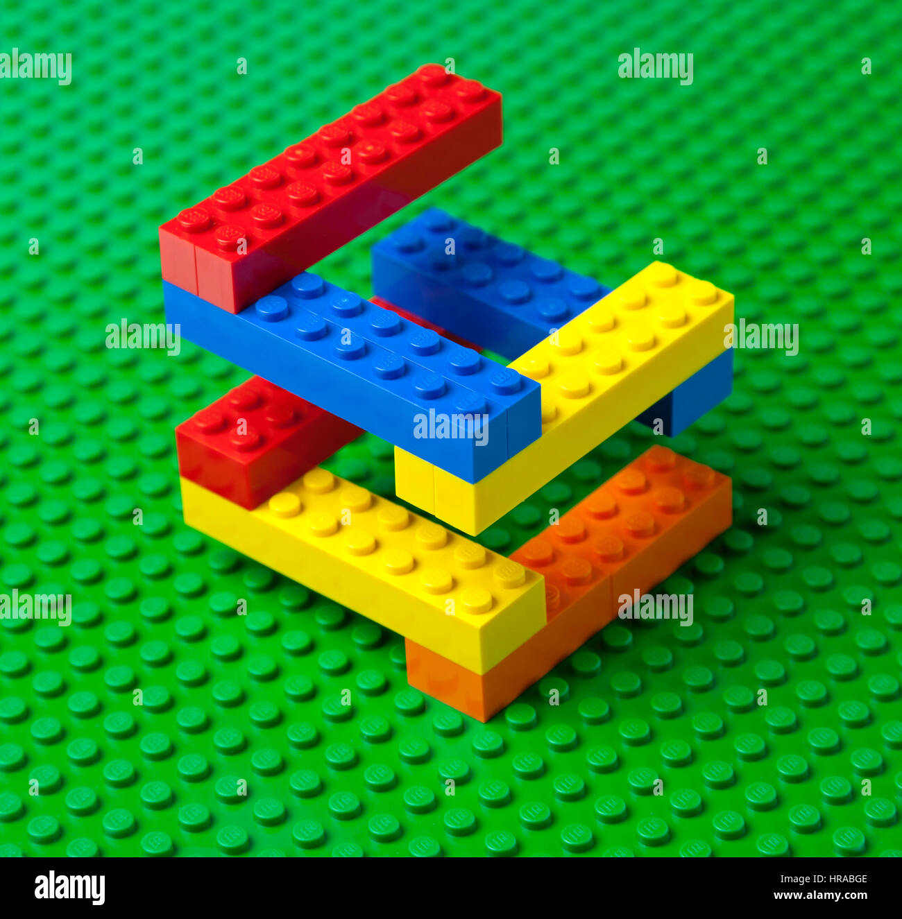 Bunte Lego Ziegelbau oder Treppe auf einer grünen Lego-Grundplatte. Stockfoto