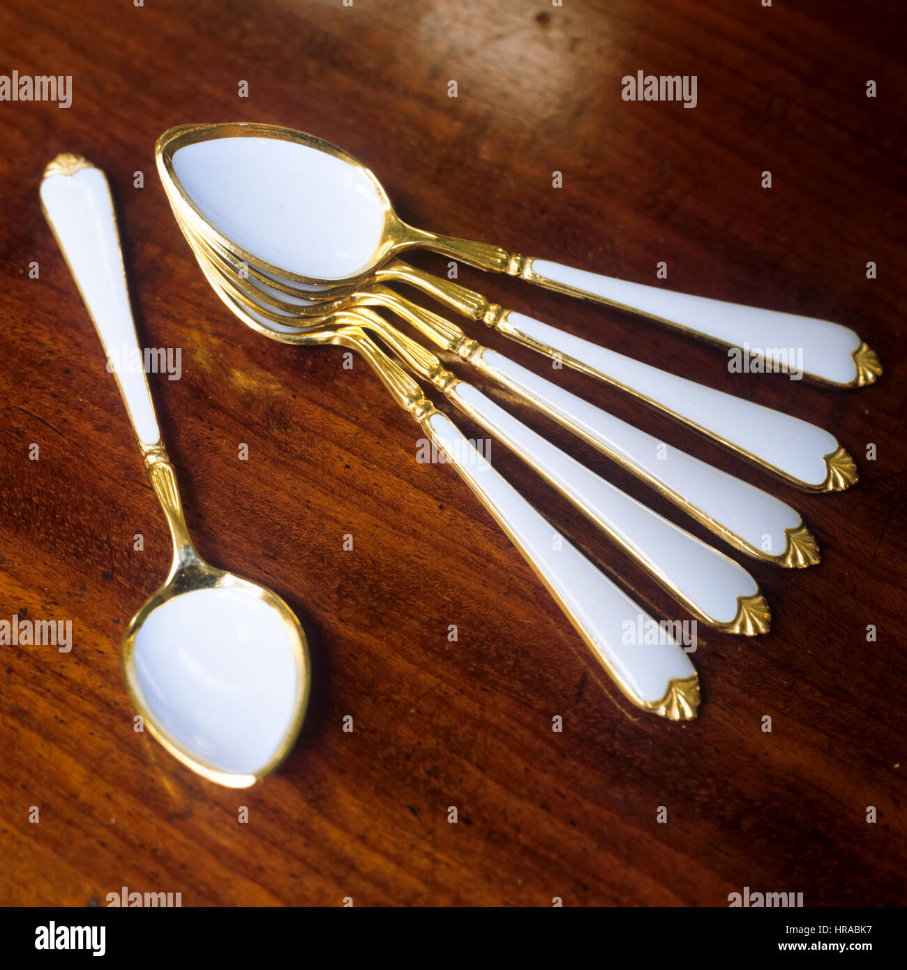 Weißen und goldenen Löffel. Stockfoto