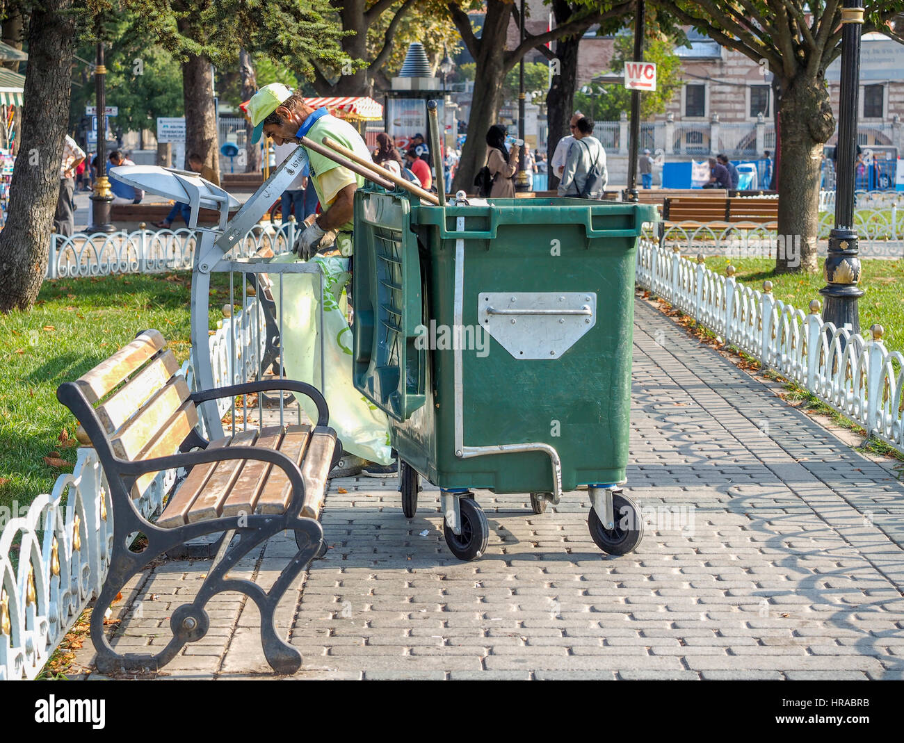 STRAßE REINIGER ENTLEEREN STRAßE MÜLLEIMER IN GRÖßEREN WHEELIE BIN, ISTANBUL, SULTANAHMET GÄRTEN TÜRKEI Stockfoto