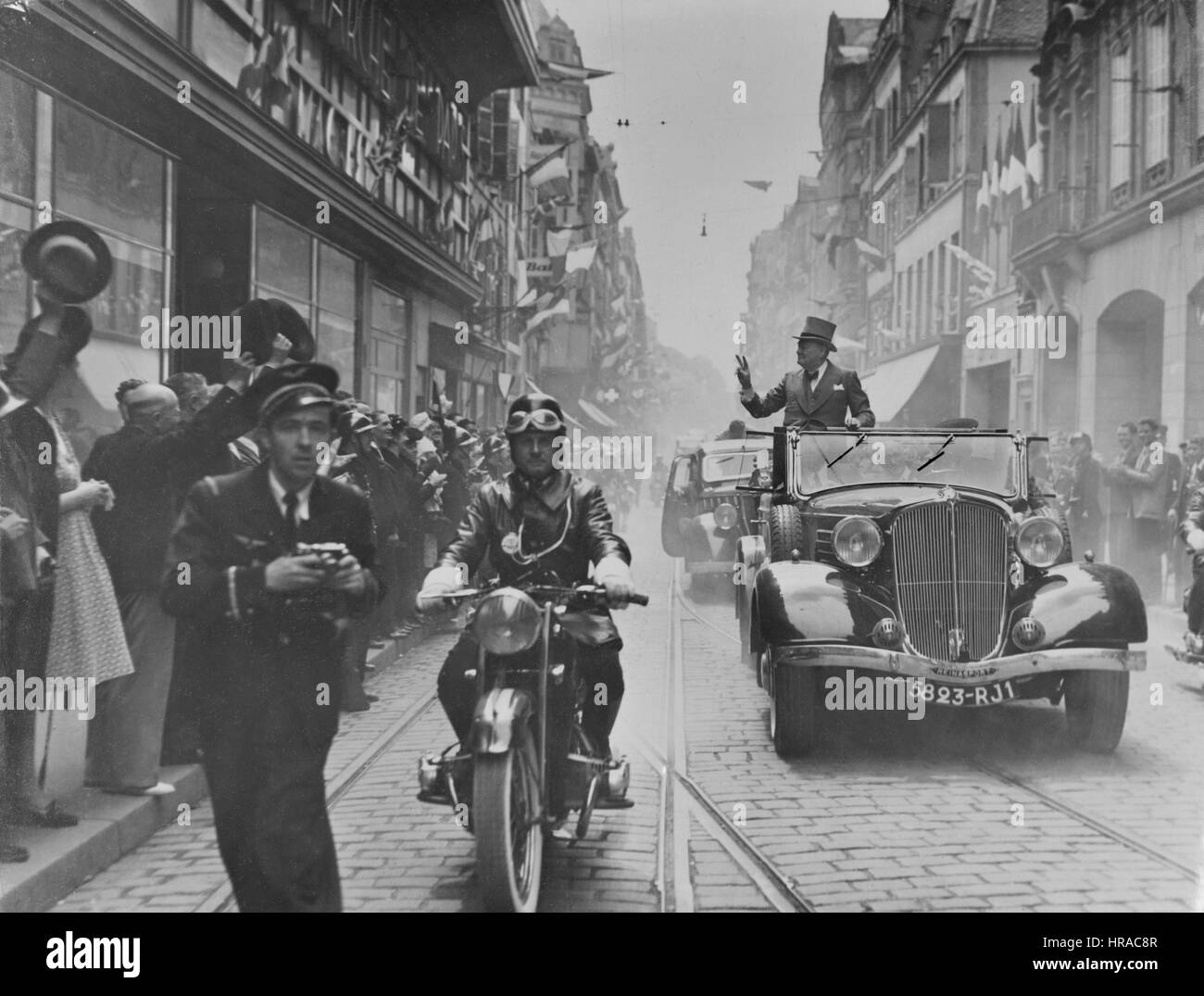 Churchill mit Robert Schuman, der französische Minister für Finanzen, in Metz, Frankreich während der Bastille-Tag feiern am 14. Juli 1946 Stockfoto