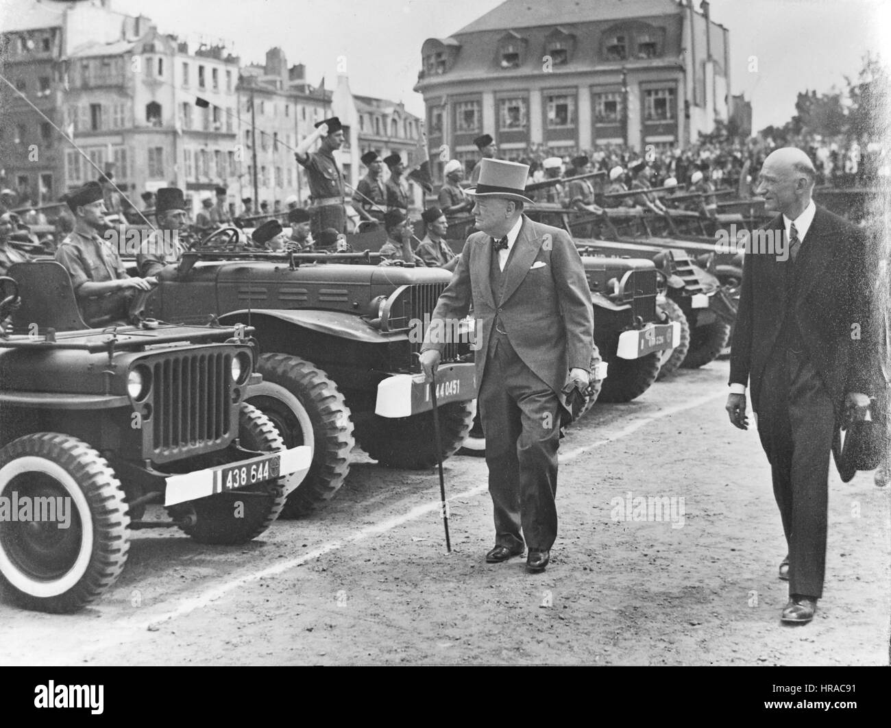 Churchill mit Robert Schuman, der französische Minister für Finanzen, in Metz, Frankreich während der Bastille-Tag feiern am 14. Juli 1946 Stockfoto