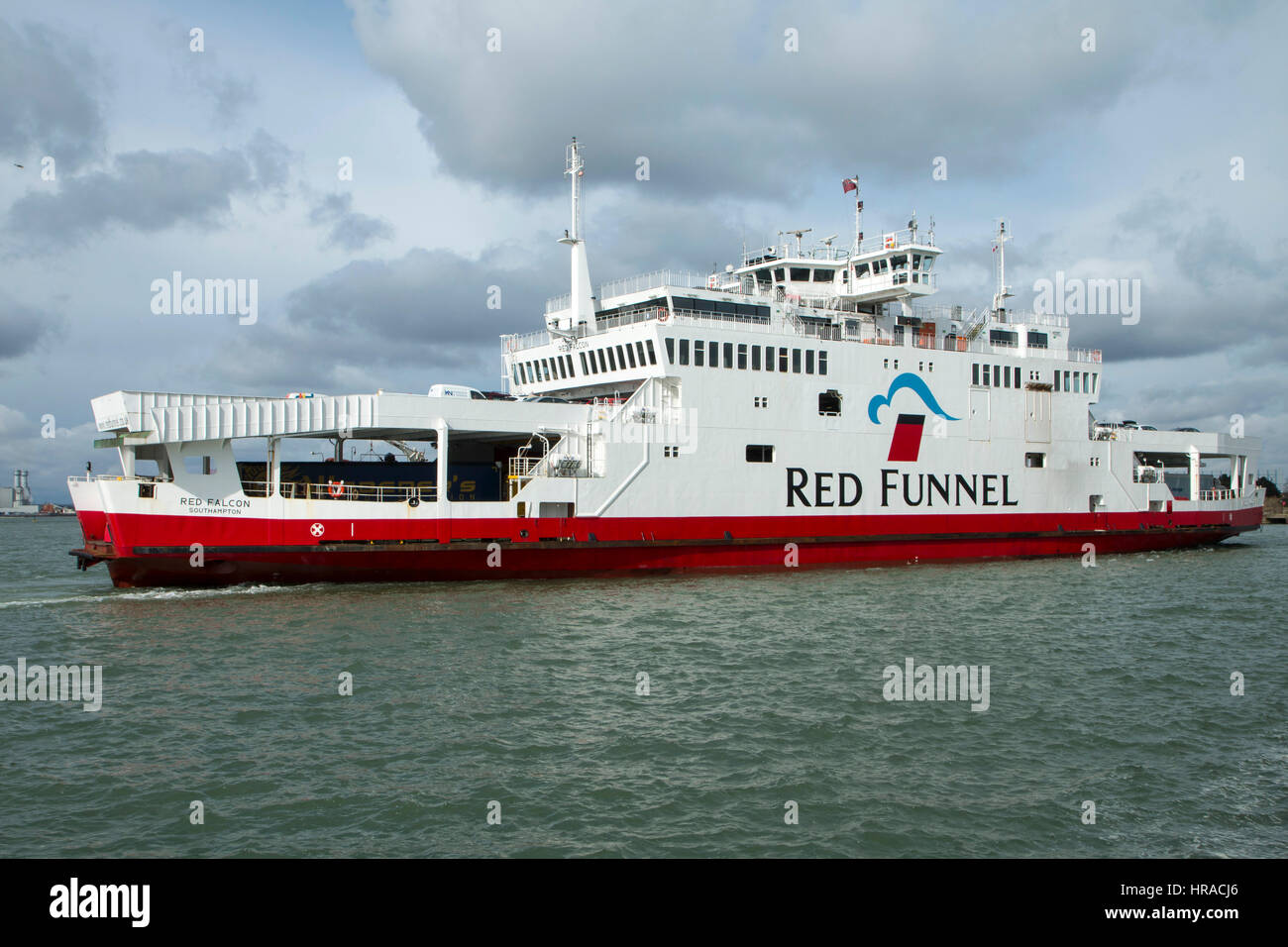 Red Funnel Autofähre, Red Falcon, Ankunft am Stadtkai Southampton von Cowes, Isle Of wight Stockfoto