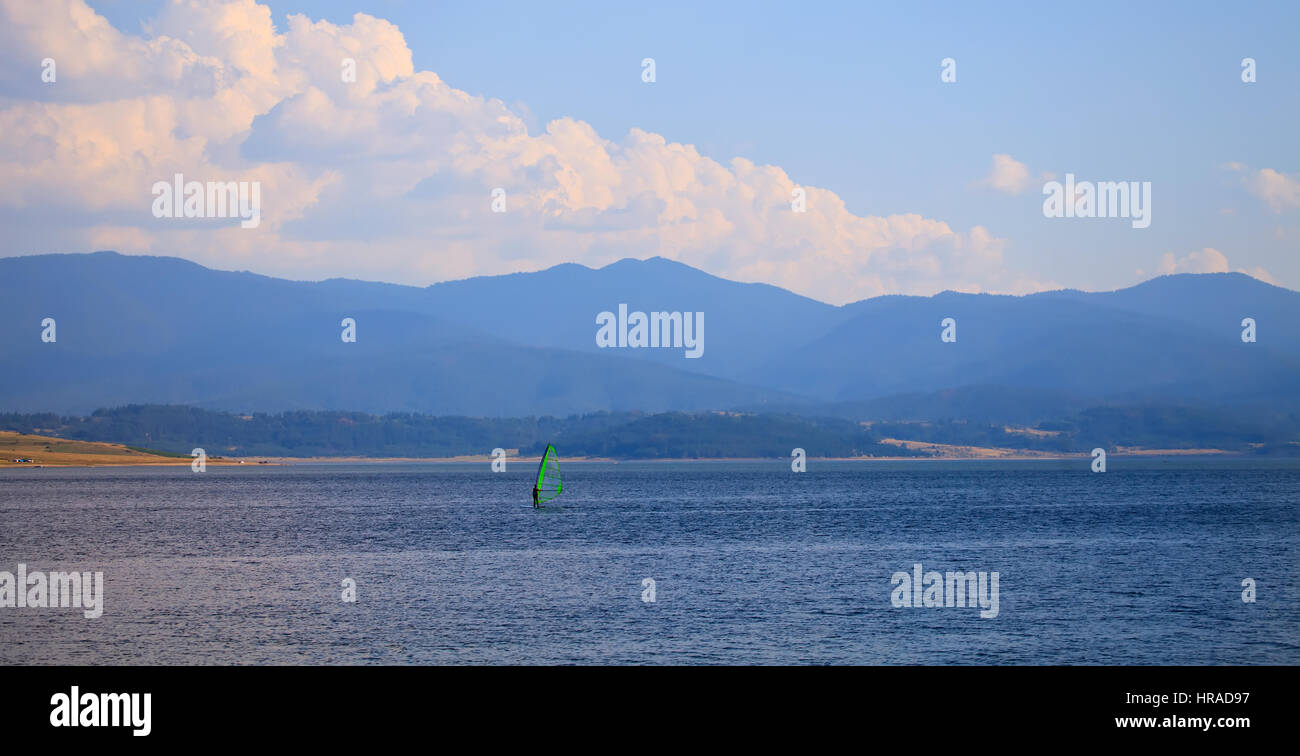 Windsurfer auf bulgarischen Bergsee Stockfoto