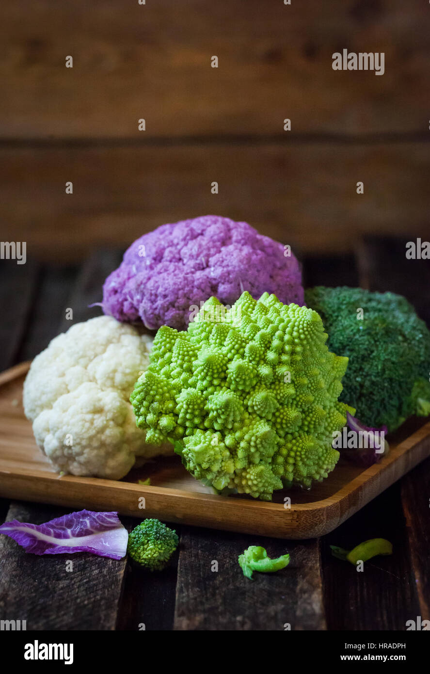 Frische Bio weiße und violette Blumenkohl, Brokkoli, Romanesco in ...
