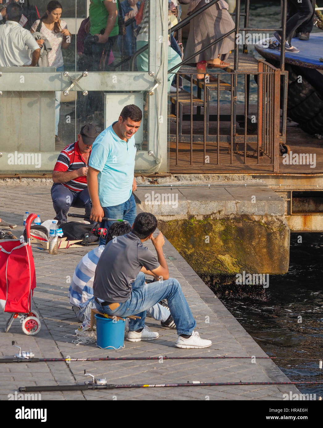 MENSCHEN MIT ANGELRUTEN UND LINIE AM GOLDENEN HORN, ANGRENZEND AN DEN BOSPORUS ISTANBUL TÜRKEI Stockfoto