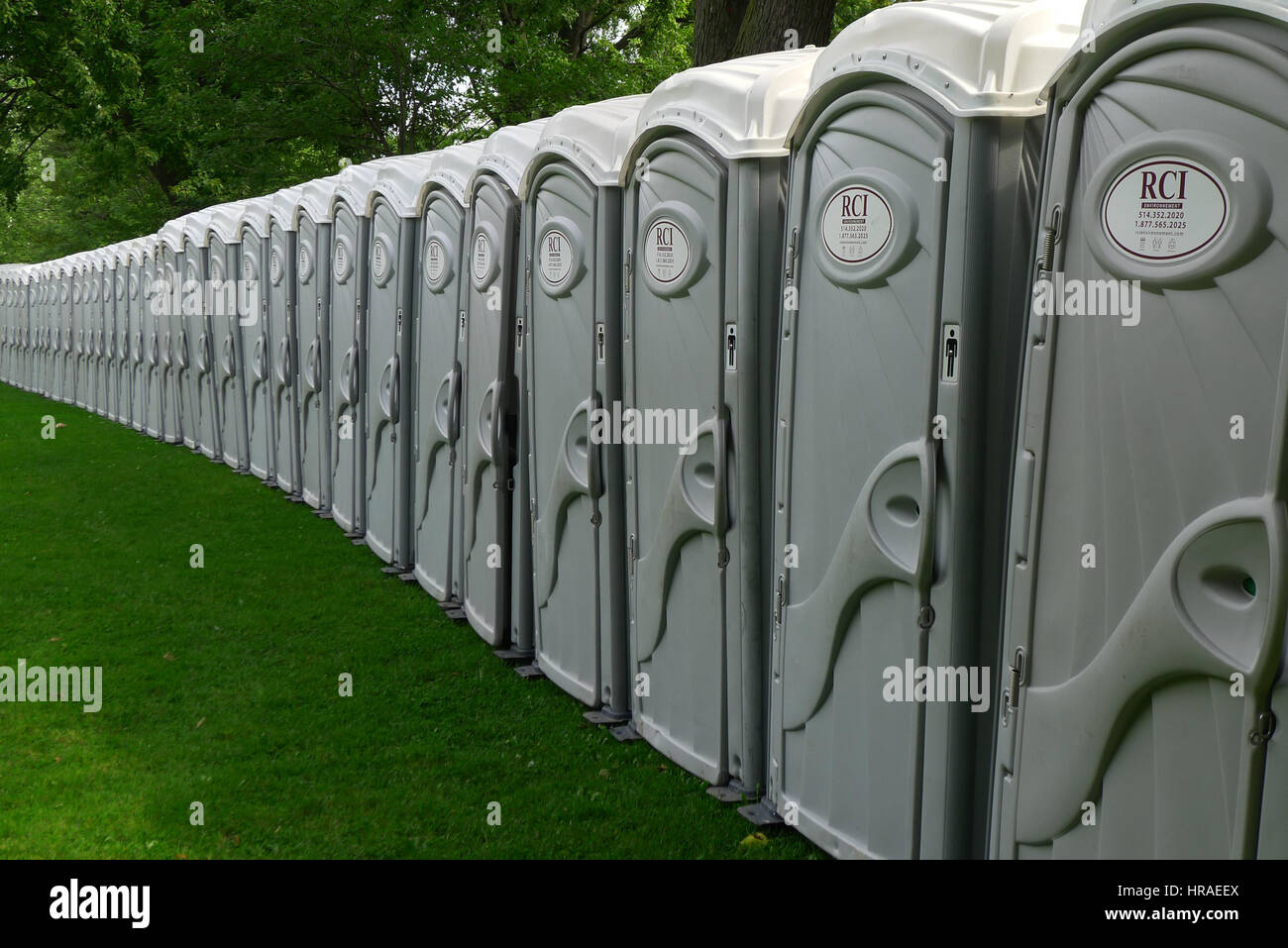 Eine sehr lange Reihe von mobilen Toiletten im Parc LaFontaine in Montreal während der Montreal-Marathon Stockfoto