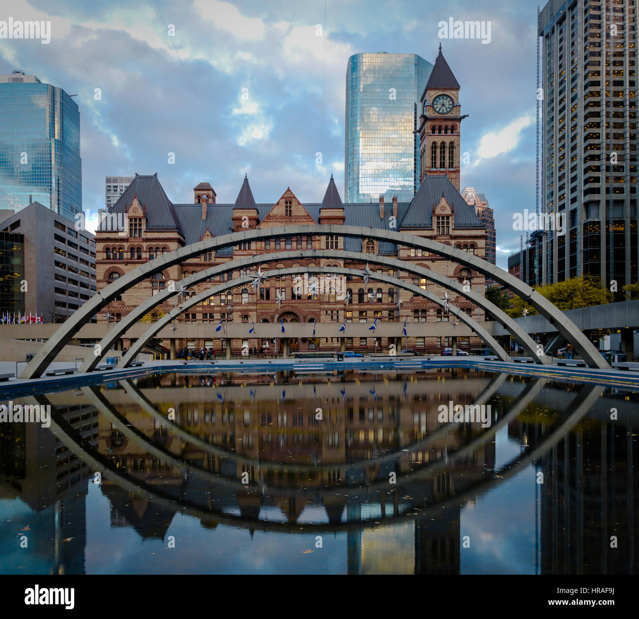 Nathan Phillips Square und Old City Hall - Toronto, Ontario, Kanada Stockfoto