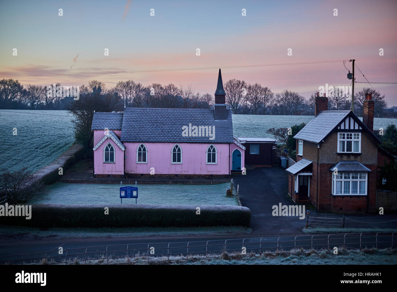 Sichtbare Form der Autobahn m6 pink Wahrzeichen St Philip Church New Inn Lane, Hassall grün Alsager Cheshire Ost in der Nähe von Stoke-on-Trent Stockfoto