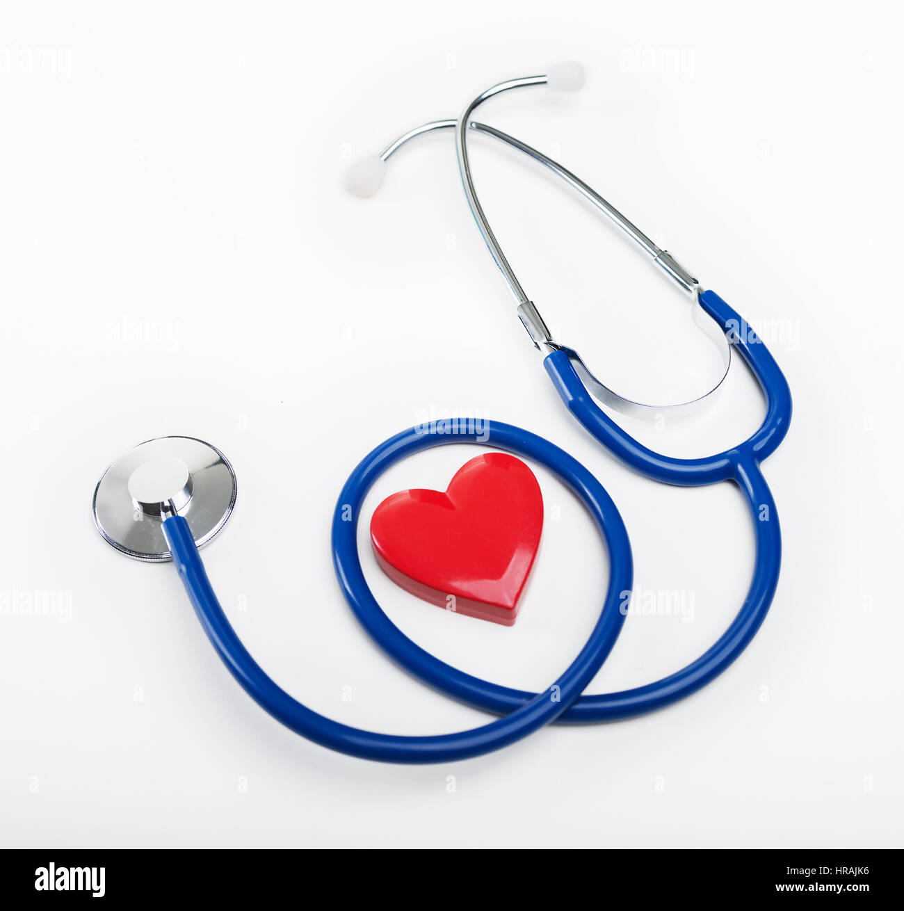 Blaue Stethoskop und Herz Form, Herz-Kreislauf-Krankheiten und Prävention-Konzept. Stockfoto