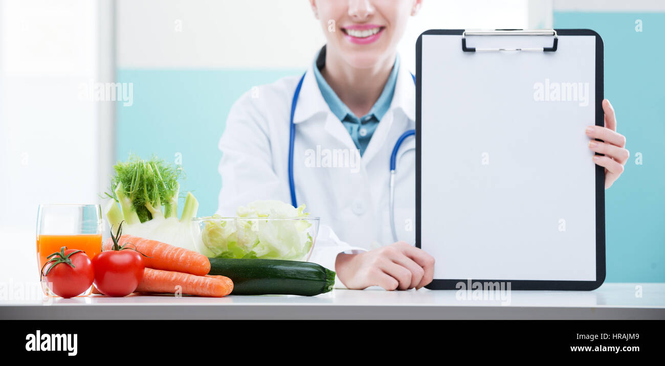 Fröhliche Gesundheitsexperten, die Förderung der gesunden Ernährung Stockfoto