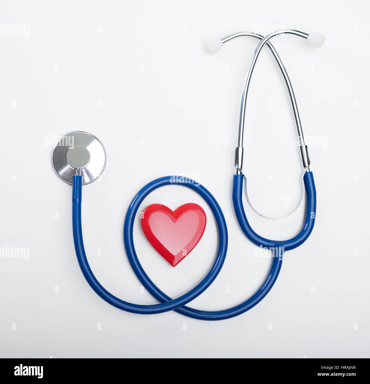 Blaue Stethoskop und Herz Form, Herz-Kreislauf-Krankheiten und Prävention-Konzept. Stockfoto