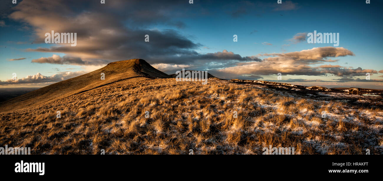 Ein Panoramablick über Pen y Fan und den zentralen Bereich der Brecon Beacons. Brecon-Beacons-Nationalpark, Wales, UK Stockfoto