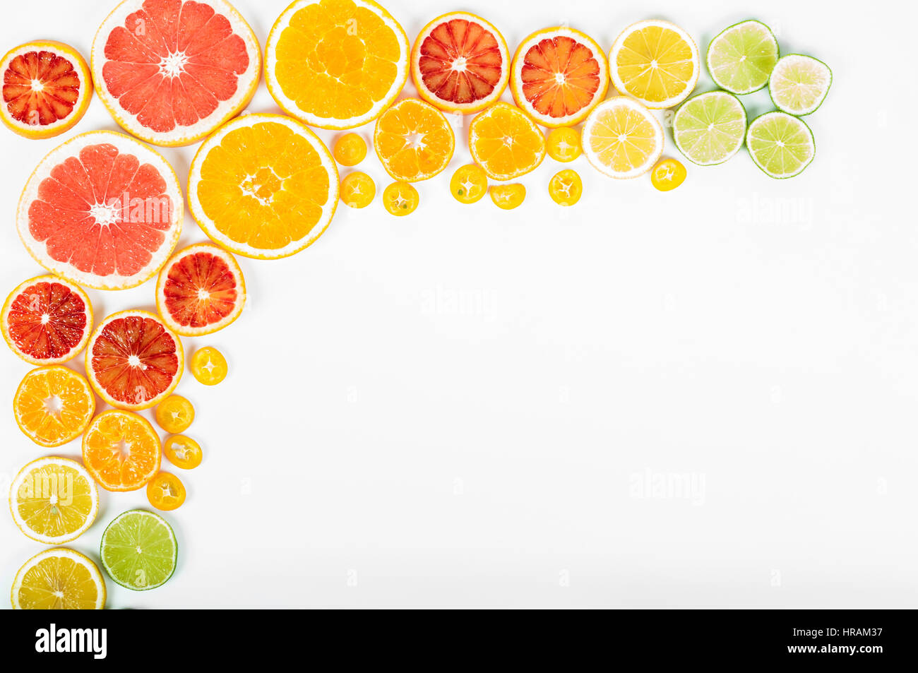 Bunte frische Zitrusfrüchte auf weißem Hintergrund. Orange, Mandarine, Limette, Blutorange, Grapefruit. Obst-Hintergrund. Sommer-Food-Konzept. Flach legen, t Stockfoto