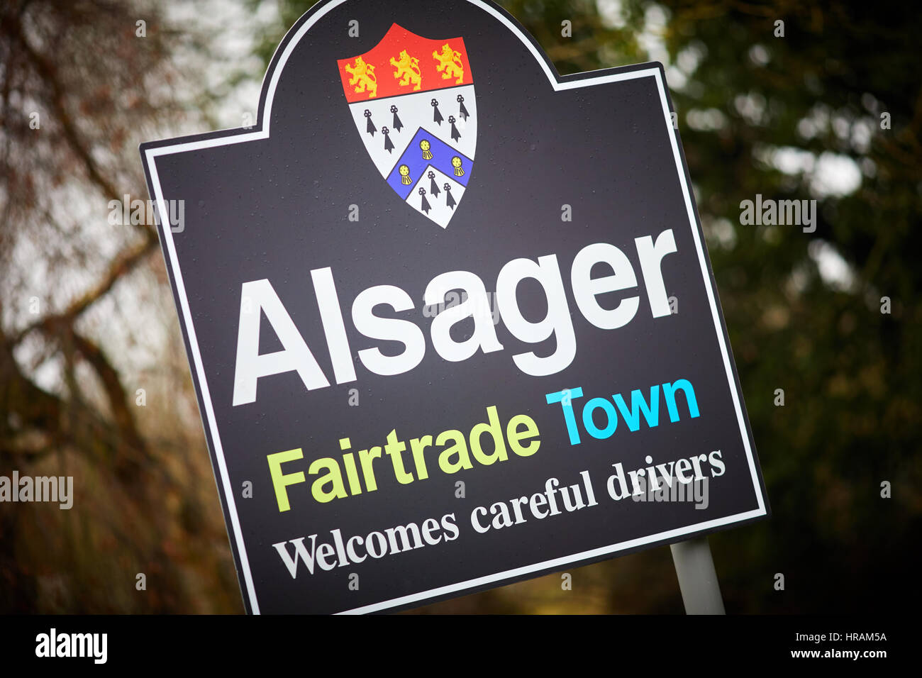 Ortsschild mit Wappen begrüßt vorsichtig Fahrer ihre Fairtrade-Stadt in Alsager, East Cheshire, England, UK. Stockfoto