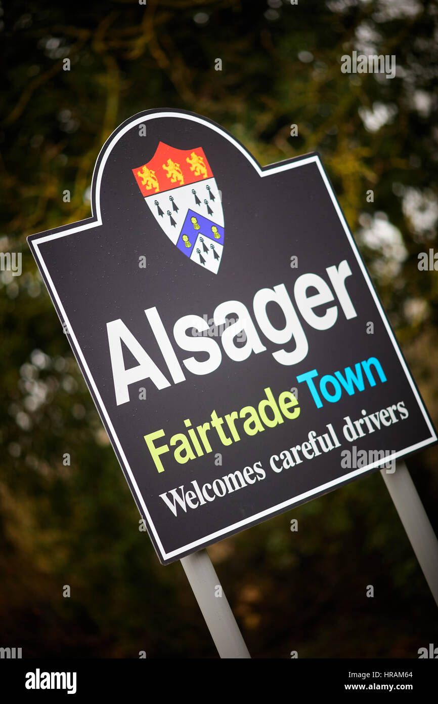 Ortsschild mit Wappen begrüßt vorsichtig Fahrer ihre Fairtrade-Stadt in Alsager, East Cheshire, England, UK. Stockfoto