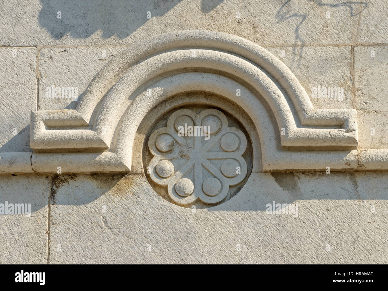 Nahaufnahme Detail der Südwand der alten Kirche von St. Nina 1908-1912 aus lokalem Kalkstein in byzantinischen-georgianischen Stil in Gaspra Lage am Ai-Todor Kap ich Stockfoto