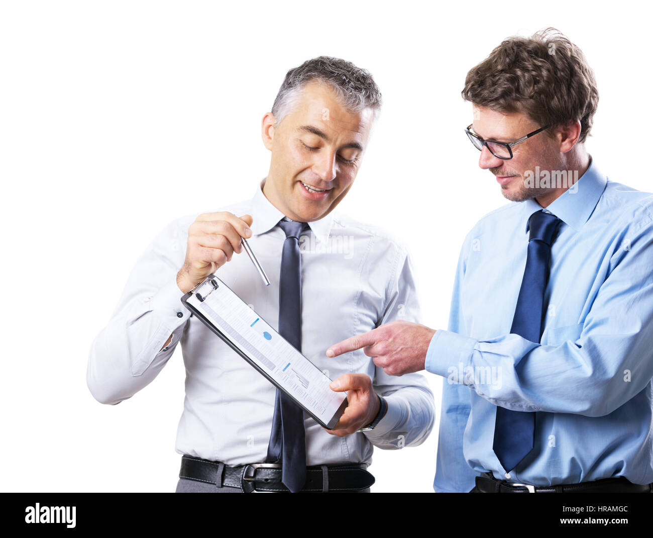 Geschäftsmann, Dokumente zu seinem Kollegen anzeigen und diskutieren auf weißem Hintergrund. Stockfoto