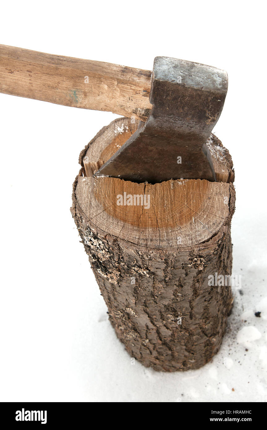 Axt und Log auf Schnee Stockfoto