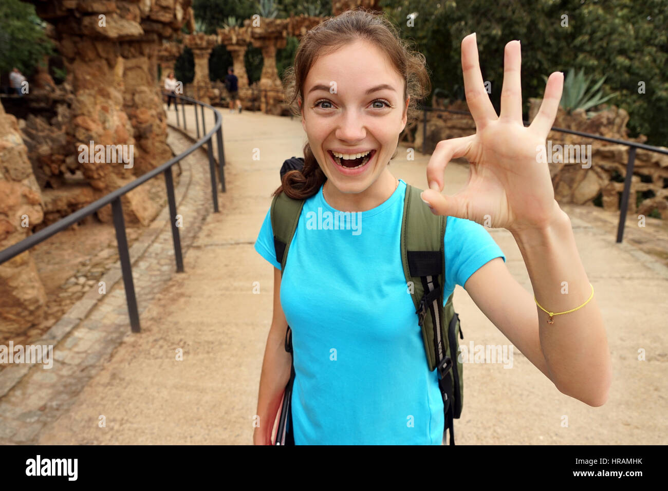Happy Tourist zeigt Ordnung Geste. Glückliche Mädchen während ihrer Wanderung. Wandern. Reisen Sie in Spanien. Stockfoto