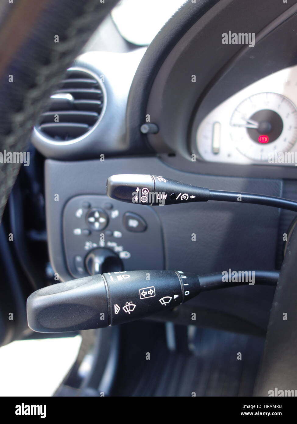 Automatische Geschwindigkeitsregelung - Fahrgeschwindigkeitsreglers Befehl mit unscharfen Messgeräte Dashboard Im Hintergrund - Mercedes Benz W209 - CLK - deutsches Auto hautnah Stockfoto