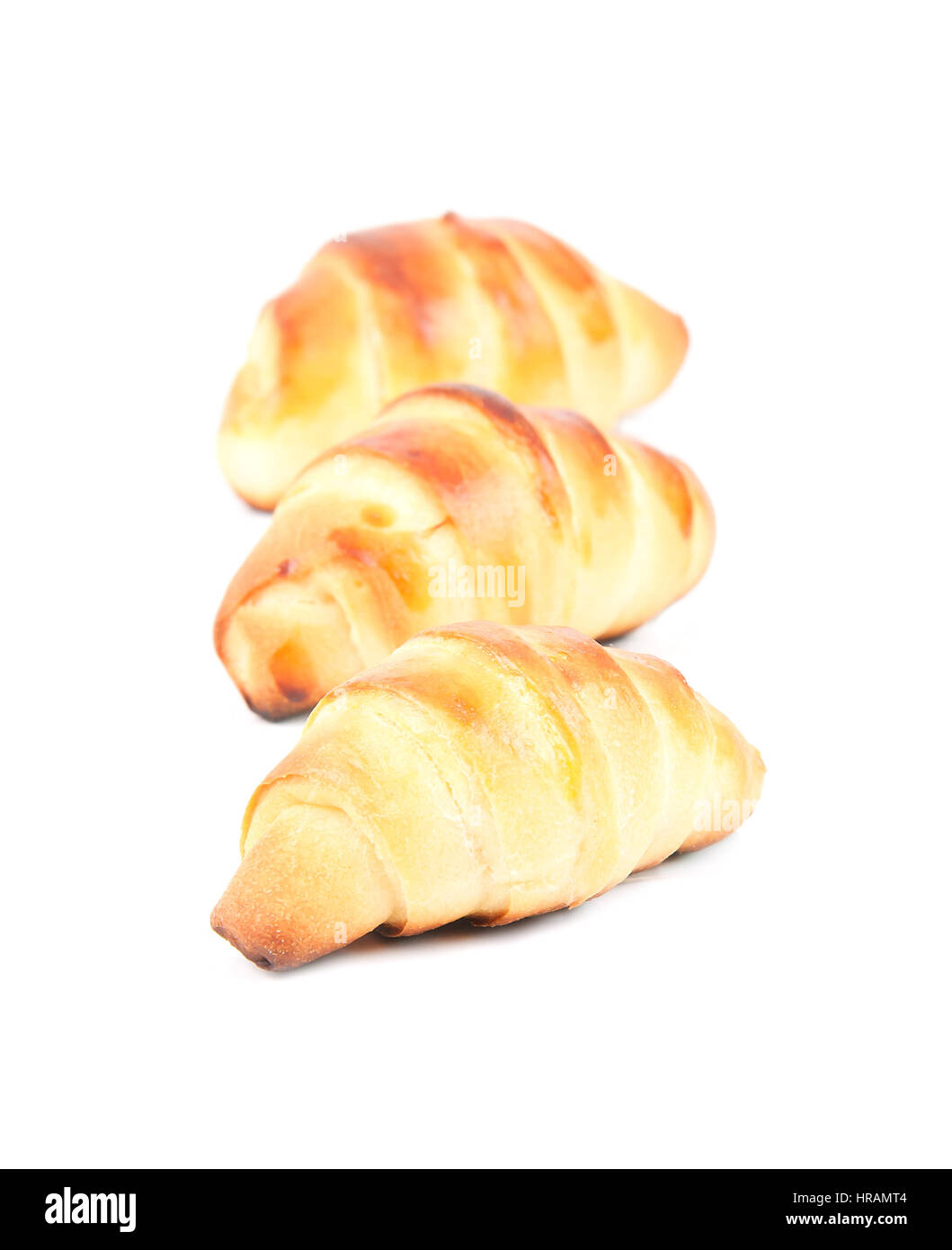 frische leckere Croissant isoliert auf weißem Hintergrund Stockfoto