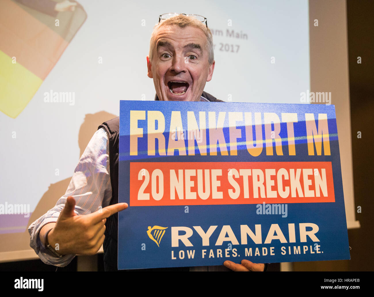 Frankfurt am Main, Deutschland. 28. Februar 2017. Michael O'Leary, CEO der irischen Fluggesellschaft Ryan Air präsentiert die Ausbaupläne der Fluggesellschaft Ermäßigung bei einer Pressekonferenz in Frankfurt am Main, 28. Februar 2017. Foto: Frank Rumpenhorst/Dpa/Alamy Live News Stockfoto