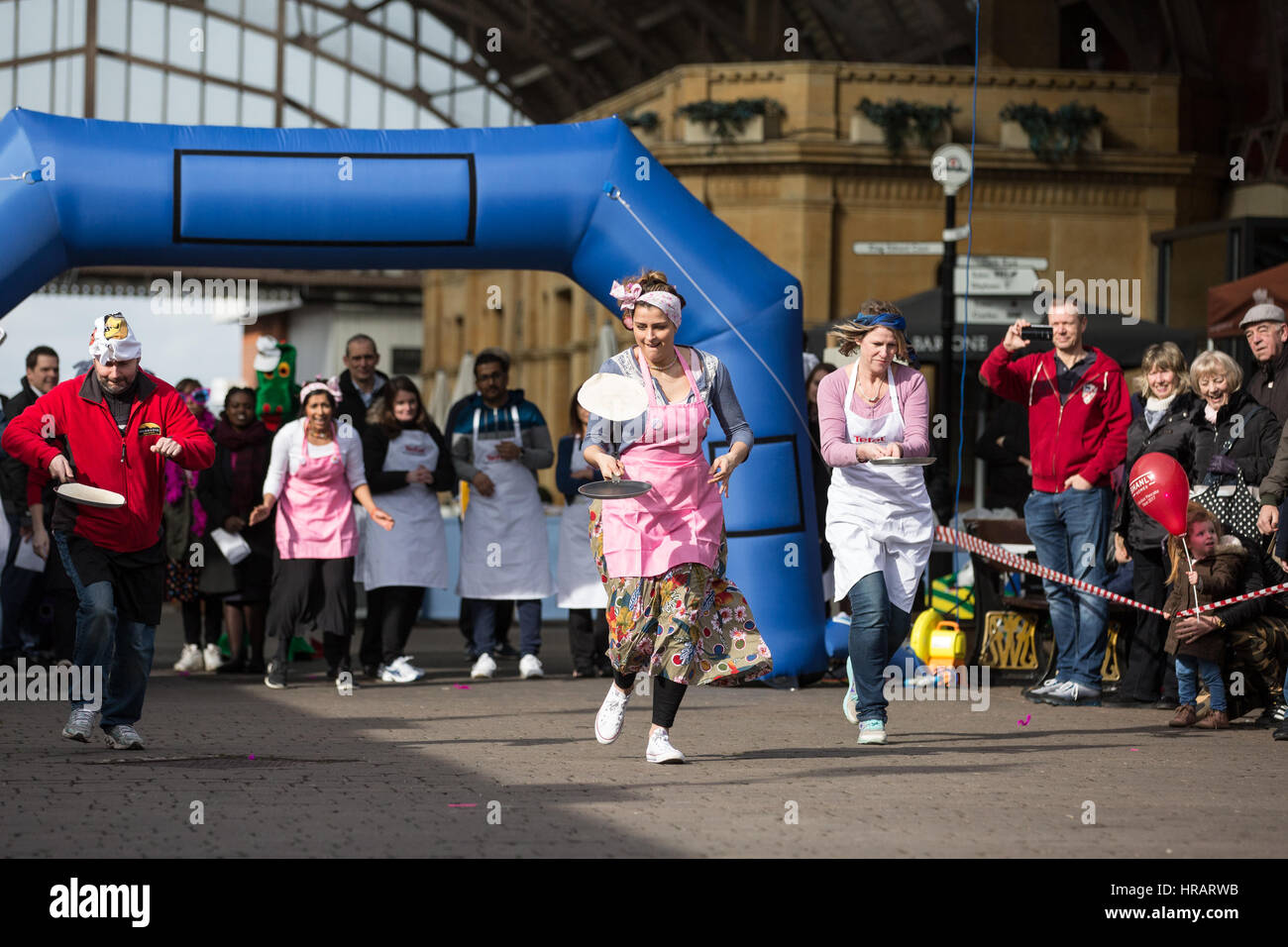 Windsor, UK. 28. Februar 2017. Konkurrenten von lokalen Unternehmen konkurrieren in der 11. Windsor & Eton Pancake Race zugunsten von Alexander Devine Hospiz-Dienste. Bildnachweis: Mark Kerrison/Alamy Live-Nachrichten Stockfoto