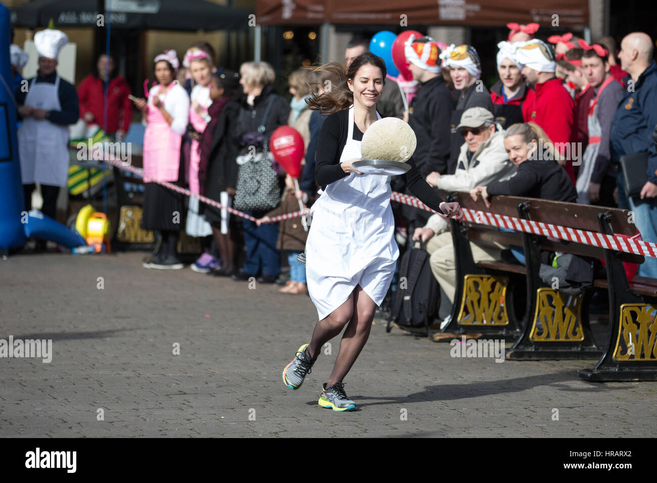 Windsor, UK. 28. Februar 2017. Konkurrenten von lokalen Unternehmen konkurrieren in der 11. Windsor & Eton Pancake Race zugunsten von Alexander Devine Hospiz-Dienste. Bildnachweis: Mark Kerrison/Alamy Live-Nachrichten Stockfoto