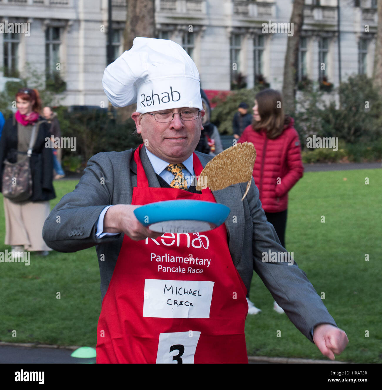London, UK. 28. Februar 2017. Michael Crick von Channel 4, in das Medienteam am Reha-parlamentarische Pancake Race Credit: Ian Davidson/Alamy Live News Stockfoto