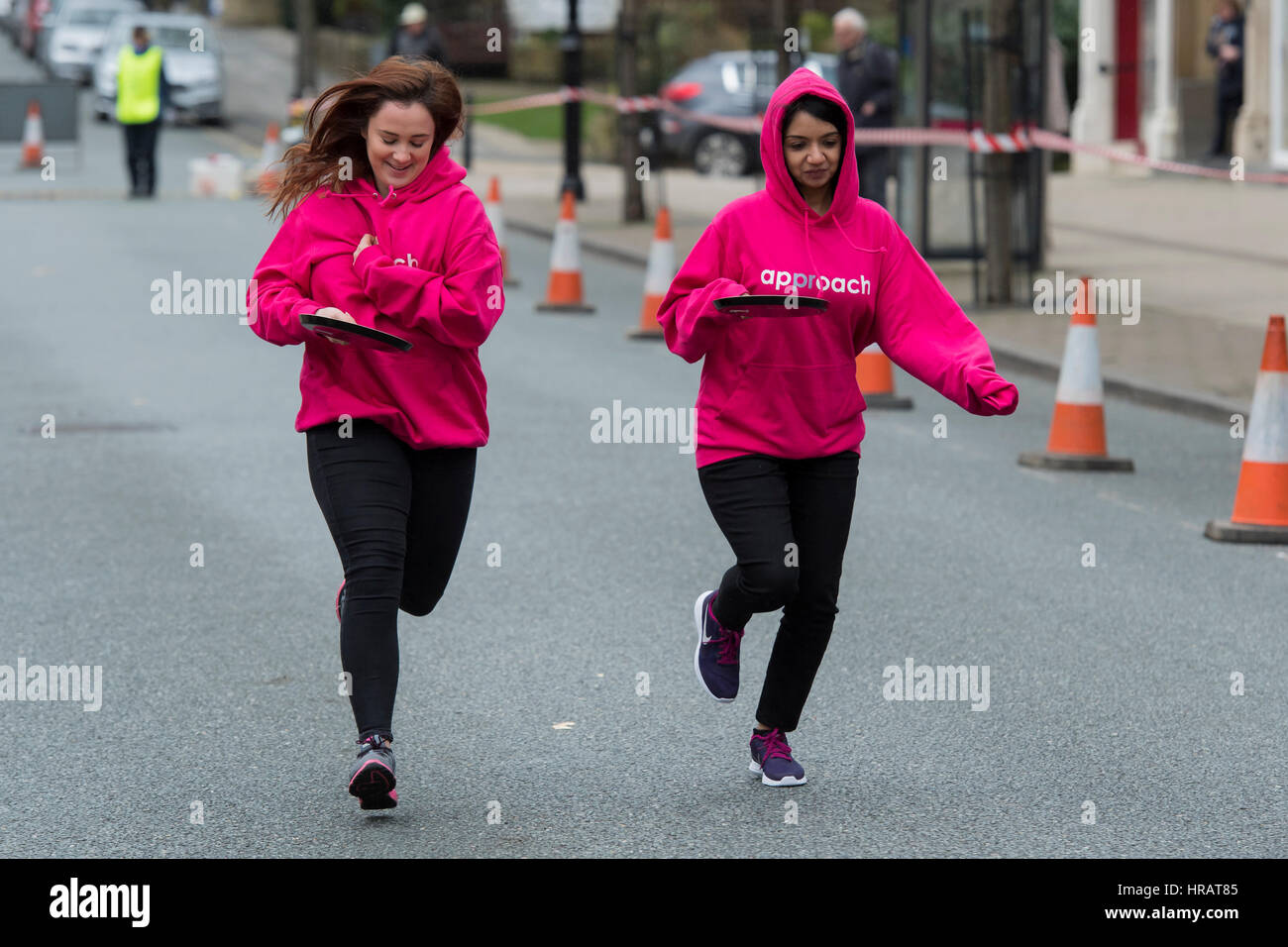 Grove, Ilkley, West Yorkshire, Großbritannien. 28. Februar 2017. Junge weibliche Konkurrenten sind ausgeführt und Teilnahme an der traditionellen, jährlichen Ilkley Rotary Pancake Race. Bildnachweis: Ian Lamond/Alamy Live-Nachrichten Stockfoto