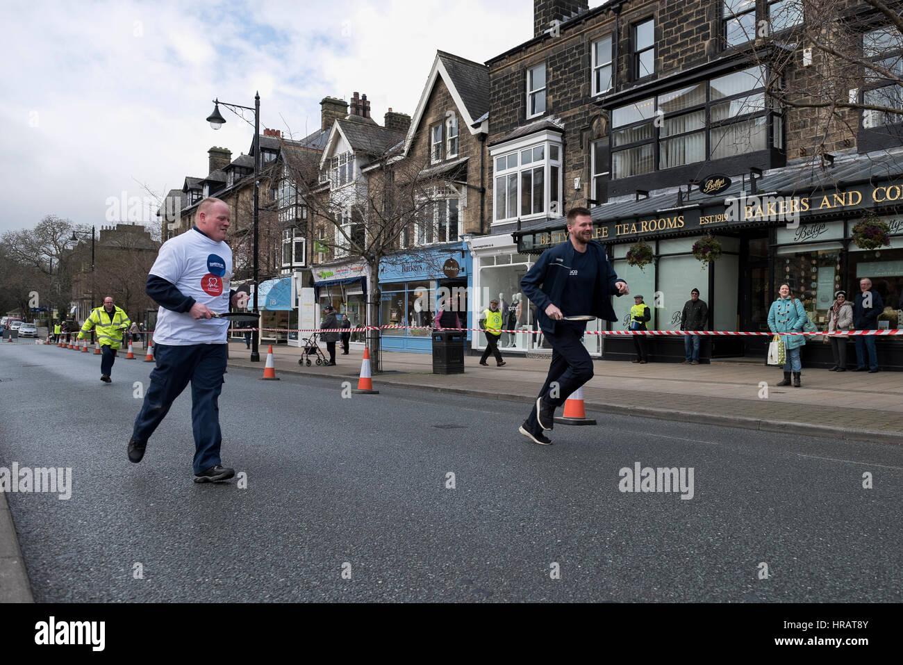 Ilkley, West Yorkshire, Großbritannien. 28. Februar 2017. Läufer nehmen an der jährlichen Ilkley Rotary Pancake Race Teil. Bildnachweis: Ian Lamond/Alamy Live-Nachrichten Stockfoto