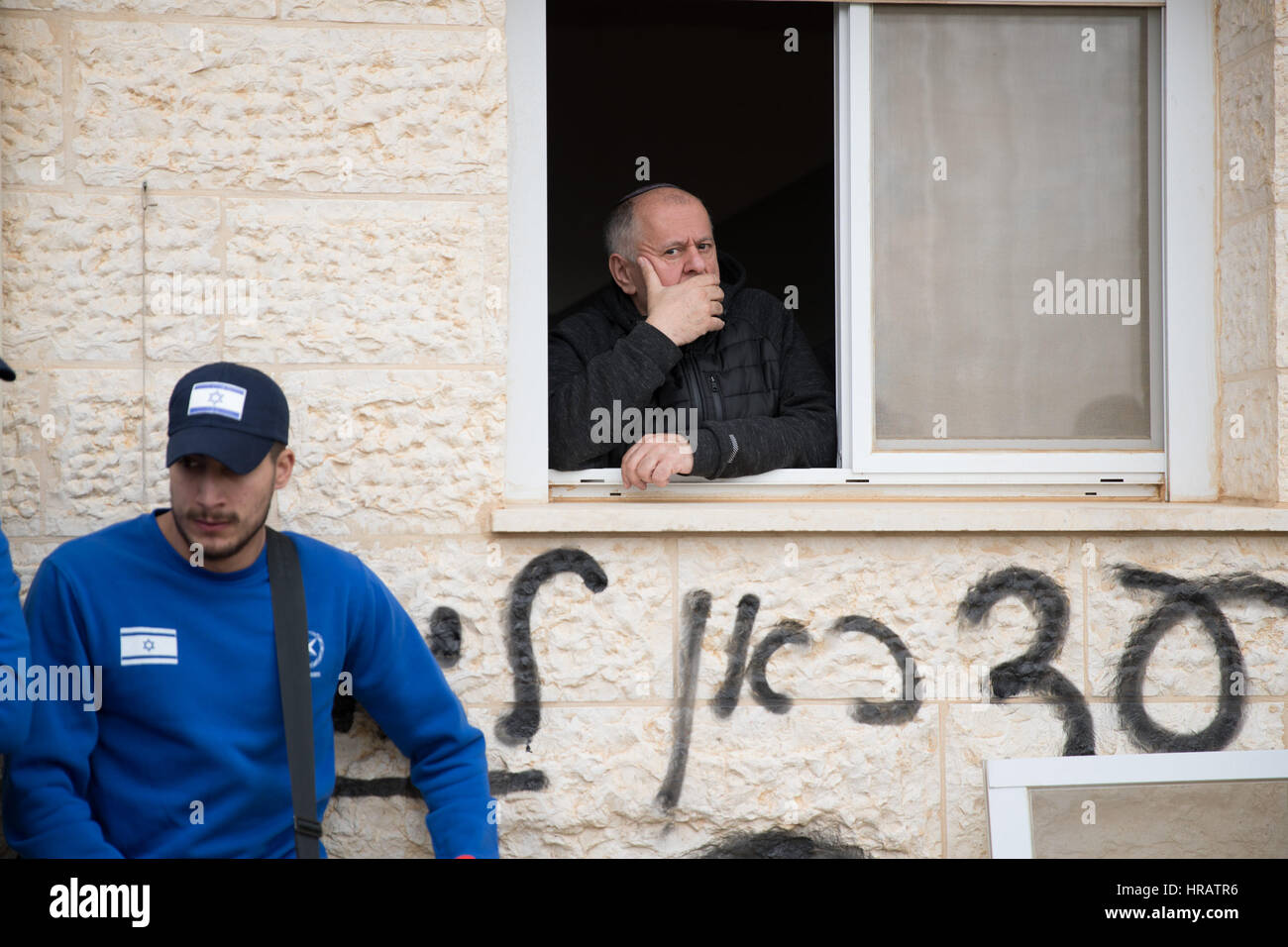 (170228)--OFRA, 28. Februar 2017 (Xinhua)--ein Mann schaut aus dem Fenster im Haus eine illegale Siedler in der Westbank Siedlung Ofra am 28. Februar 2017. Die israelische Polizei am Dienstag durchgeführt, eine gerichtlich angeordnete Evakuierung von neun illegal errichtete Häuser in der Westbank Siedlung Ofra am Dienstag. (Xinhua/Guo Yu) (Zf) Stockfoto