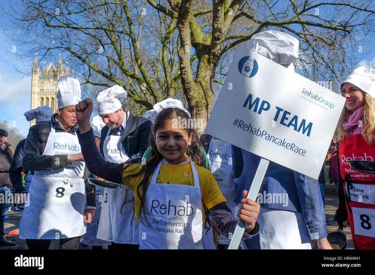 London, UK. 28. Februar 2017. Pancake race zwischen MP, Lords und die Medien, um Geld für Reha eine Wohltätigkeitsorganisation, die hilft Menschen mit körperlichen und geistigen Behinderungen. © Claire Doherty/Alamy Live News Stockfoto