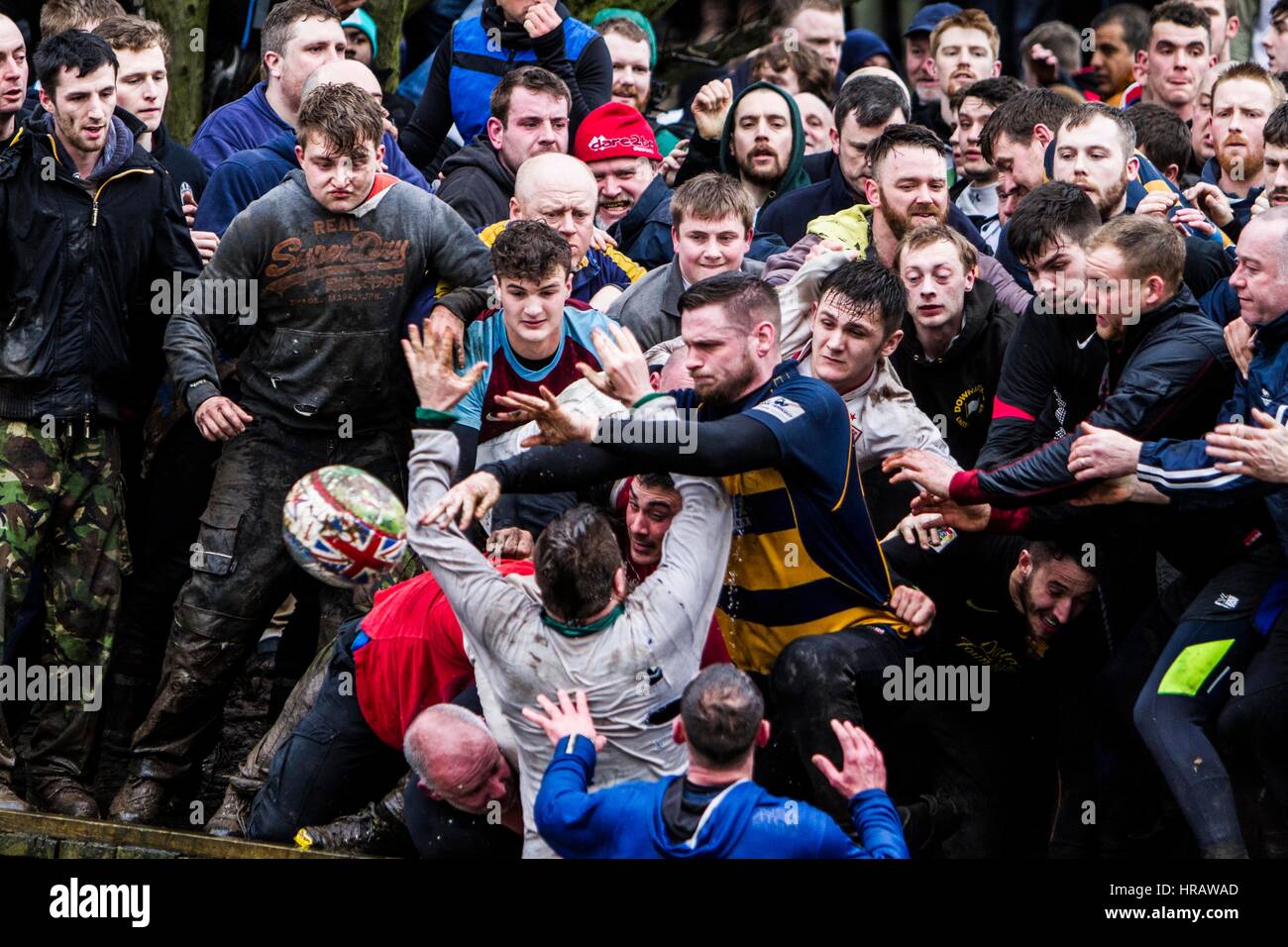 Ashbourne, Derbyshire, UK. 28. Februar 2017. Die Jahres- und historischen königlichen Fasching Fußball in den nächsten zwei Tagen in der Derbyshire Marktstadt Ashbourne gespielt wird. Die konkurrierende "Up'ards & Down'ards" Mannschaften erzielen einen Ball über Felder, Flüsse und Teiche mit Torpfosten drei Meilen voneinander entfernt. Bildnachweis: Sam Spickett/Alamy Live-Nachrichten Stockfoto