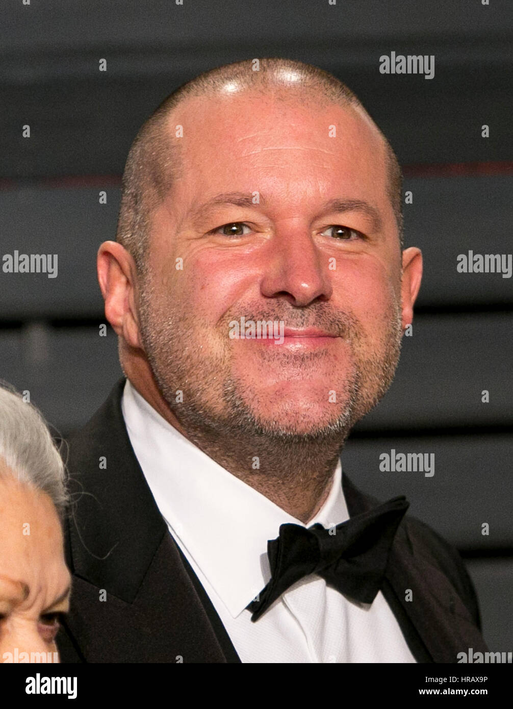 Beverly Hills, uns. 26. Februar 2017. Jonathan Ive (Mitte) und Gäste kommen bei der Vanity Fair Oscar Party im Wallis Annenberg Center für darstellende Künste in Beverly Hills, Los Angeles, USA, am 26. Februar 2017. Foto: Hubert Boesl - NO-Draht-SERVICE - Foto: Hubert Boesl/Dpa/Alamy Live News Stockfoto