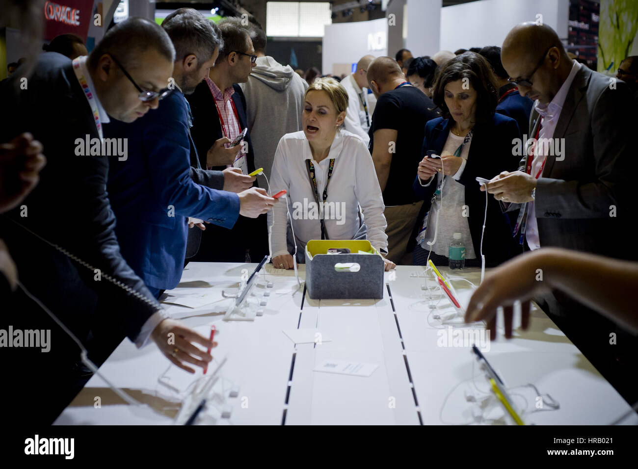 Barcelona, Katalonien, Spanien. 28. Februar 2017. Eine Gastgeberin gibt Erläuterungen über die neuen Nokia 3310 in der überfüllten Stand wo es auf dem Mobile World Congress 2017 in Barcelona präsentiert. Mehr als 101.000 Profis und 2.200 Ausstellern besuchen den Kongress bis 02 März nächsten Jahres. Bildnachweis: Jordi Boixareu/ZUMA Draht/Alamy Live-Nachrichten Stockfoto