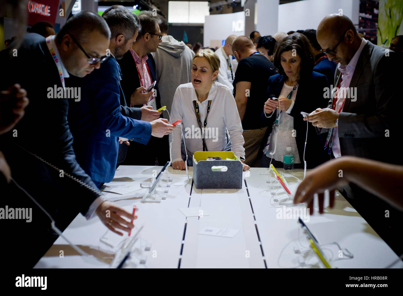 Barcelona, Spanien. 28. Februar 2017. Eine Gastgeberin gibt Erläuterungen über die neuen Nokia 3310 in der überfüllten Stand wo es auf dem Mobile World Congress 2017 in Barcelona präsentiert. Mehr als 101.000 Profis und 2.200 Ausstellern besuchen den Kongress bis 02 März nächsten Jahres. Bildnachweis: Jordi Boixareu/Alamy Live-Nachrichten Stockfoto