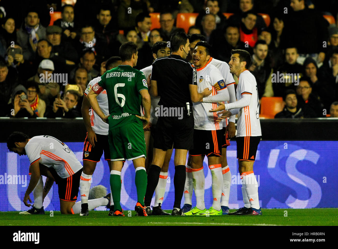 Valencia, Spanien. 28. Februar 2017. Valencia, ESPANA - FEBRERO 2017: Spieler von Valencia argumentieren mit dem Schiedsrichter während des Spiels zwischen VALENCIA CF VS LEGANES Spieltag 25 im Mestalla-Stadion, Valencia, Spanien. : Bildnachweis Cronos/Omar Arnau: Cronos Foto/Alamy Live-Nachrichten Stockfoto