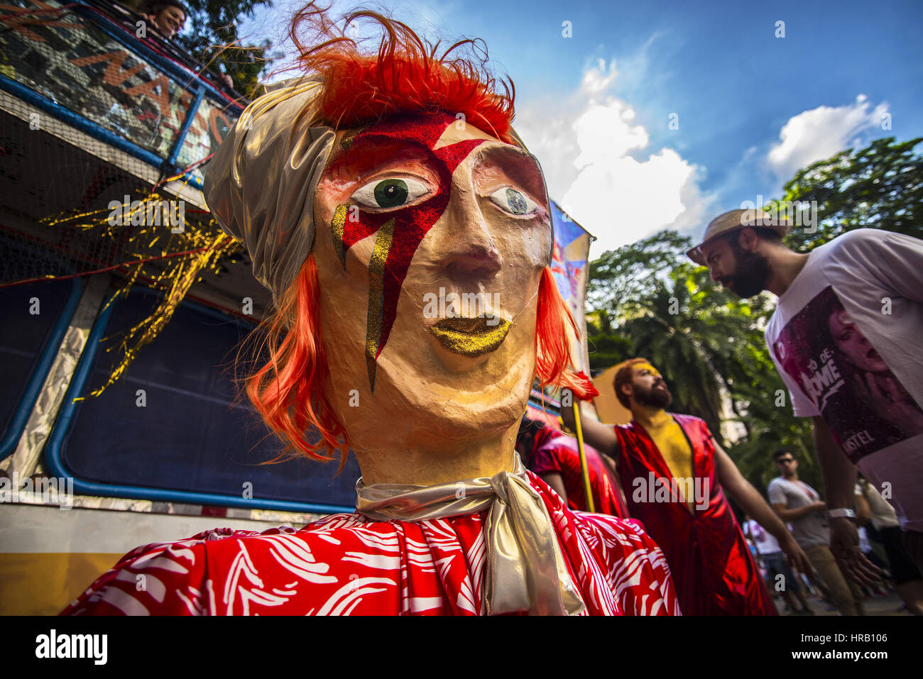 28. Februar 2017 - SãO Paulo, São Paulo, Brasilien - SAO PAULO, Brasilien - Februar 28: Nachtschwärmer Teilnahme in der Gruppe Karnevalsumzug zu Ehren des Sängers David Bowie durch die Straßen der Innenstadt am 28. Februar 2017 in Sao Paulo, Brasilien. Die legendäre Musiker starb am 10. Januar 2016 in New York City. Bildnachweis: Cris Faga/ZUMA Draht/Alamy Live-Nachrichten Stockfoto