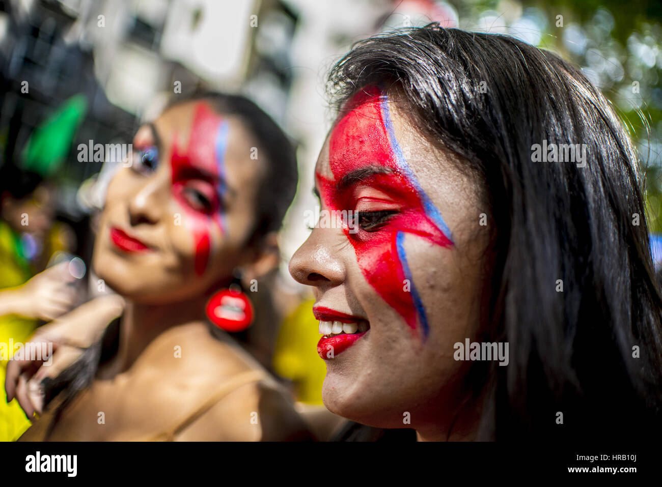 28. Februar 2017 - SãO Paulo, São Paulo, Brasilien - SAO PAULO, Brasilien - Februar 28: Nachtschwärmer Teilnahme in der Gruppe Karnevalsumzug zu Ehren des Sängers David Bowie durch die Straßen der Innenstadt am 28. Februar 2017 in Sao Paulo, Brasilien. Die legendäre Musiker starb am 10. Januar 2016 in New York City. Bildnachweis: Cris Faga/ZUMA Draht/Alamy Live-Nachrichten Stockfoto