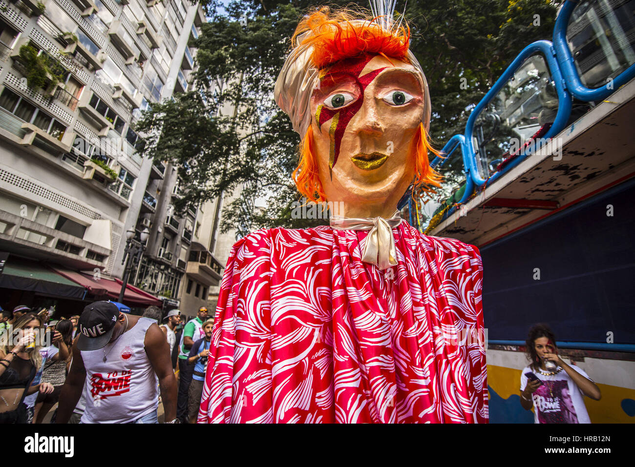 28. Februar 2017 - SãO Paulo, São Paulo, Brasilien - SAO PAULO, Brasilien - Februar 28: Nachtschwärmer Teilnahme in der Gruppe Karnevalsumzug zu Ehren des Sängers David Bowie durch die Straßen der Innenstadt am 28. Februar 2017 in Sao Paulo, Brasilien. Die legendäre Musiker starb am 10. Januar 2016 in New York City. Bildnachweis: Cris Faga/ZUMA Draht/Alamy Live-Nachrichten Stockfoto