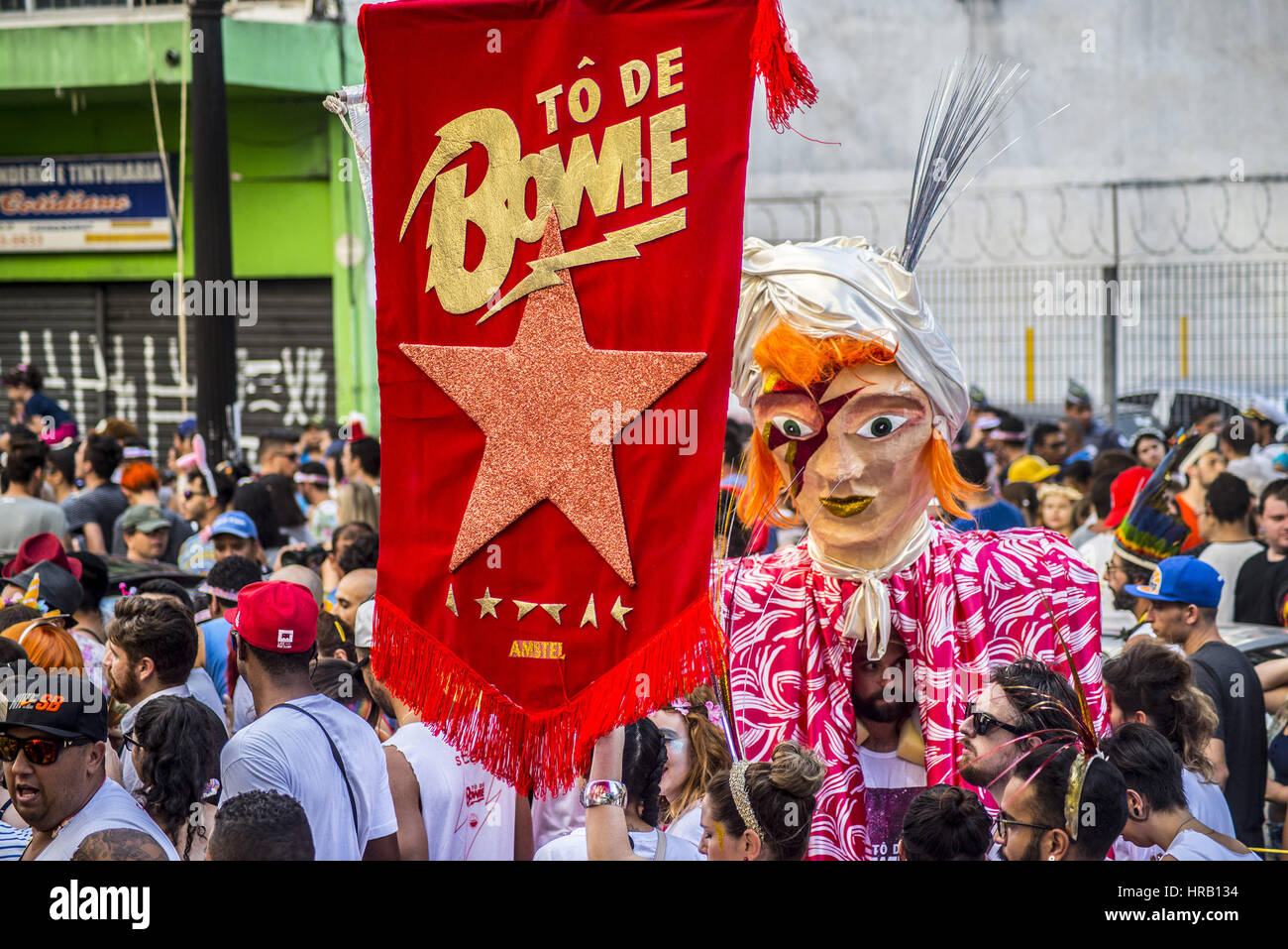 28. Februar 2017 - SãO Paulo, São Paulo, Brasilien - SAO PAULO, Brasilien - Februar 28: Nachtschwärmer Teilnahme in der Gruppe Karnevalsumzug zu Ehren des Sängers David Bowie durch die Straßen der Innenstadt am 28. Februar 2017 in Sao Paulo, Brasilien. Die legendäre Musiker starb am 10. Januar 2016 in New York City. Bildnachweis: Cris Faga/ZUMA Draht/Alamy Live-Nachrichten Stockfoto