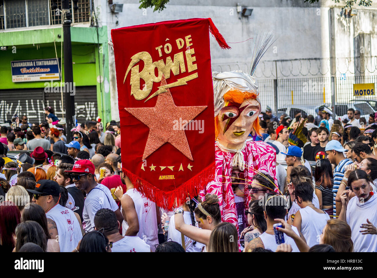 28. Februar 2017 - SãO Paulo, São Paulo, Brasilien - SAO PAULO, Brasilien - Februar 28: Nachtschwärmer Teilnahme in der Gruppe Karnevalsumzug zu Ehren des Sängers David Bowie durch die Straßen der Innenstadt am 28. Februar 2017 in Sao Paulo, Brasilien. Die legendäre Musiker starb am 10. Januar 2016 in New York City. Bildnachweis: Cris Faga/ZUMA Draht/Alamy Live-Nachrichten Stockfoto