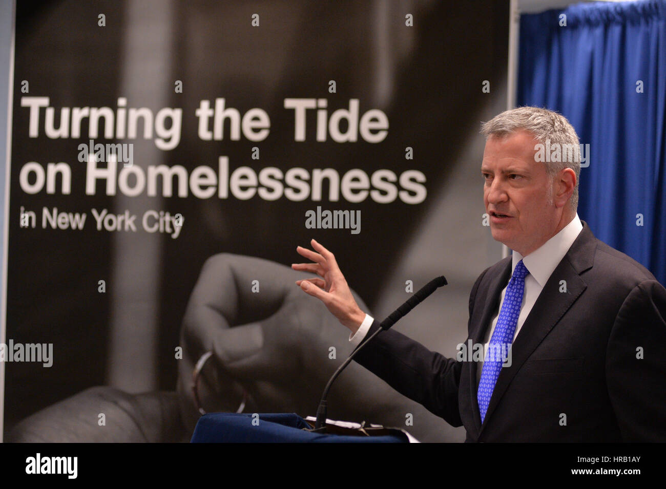 New York, USA. 28. Februar 2017. New Yorks Bürgermeister Bill de Blasio spricht während einer Pressekonferenz über Obdachlosigkeit, 28. Februar 2017 in New York City. De Blasio verkündete einen Plan erstellen oder öffnen Sie 90 neue Obdachlosenheime in New York City in den nächsten fünf Jahren. Erik Pendzich/Alamy Live News Bildnachweis: Erik Pendzich/Alamy Live-Nachrichten Stockfoto