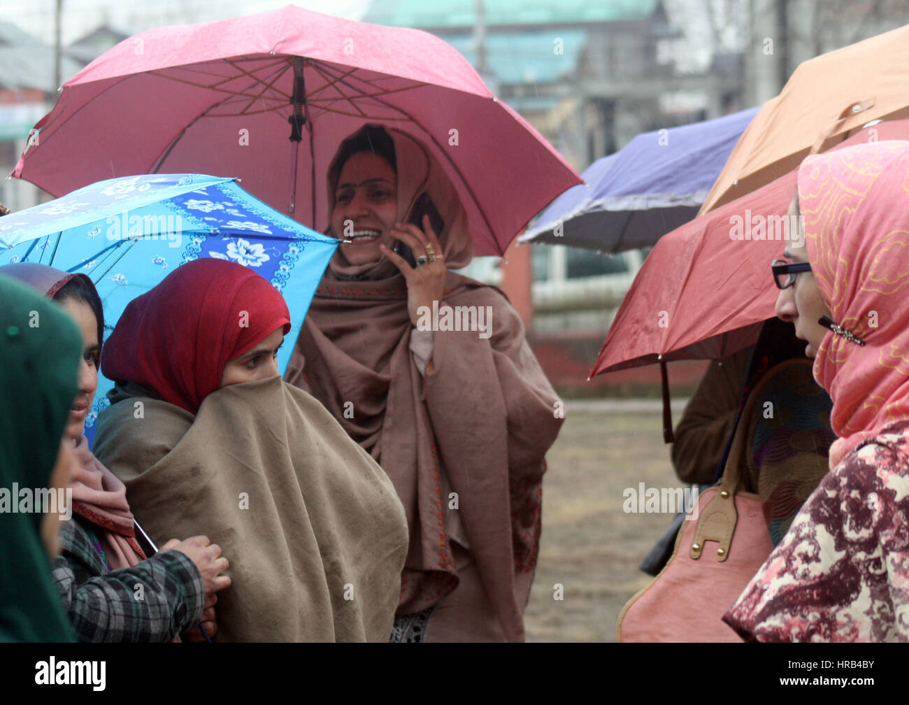 Srinagar, Kaschmir. 1. März 2017. Mitarbeiter der National Rural Health Mission halten eine Protestdemonstration während der Tage mit Niederschlag gegen ihre Forderungen. Bildnachweis: Sofi Suhail/Alamy Live-Nachrichten Stockfoto